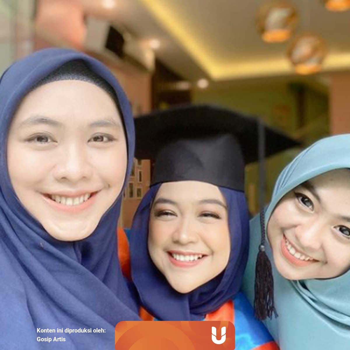 Netizen Dibuat Salfok Saat Oki Setiana Dewi Unggah Foto Wisuda Ria Ricis Kumparan Com
