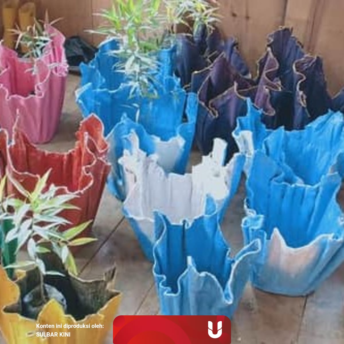 Kreatif Di Tengah Pandemi Pemuda Di Mamasa Olah Kain Bekas Jadi Pot Bunga Unik Kumparan Com