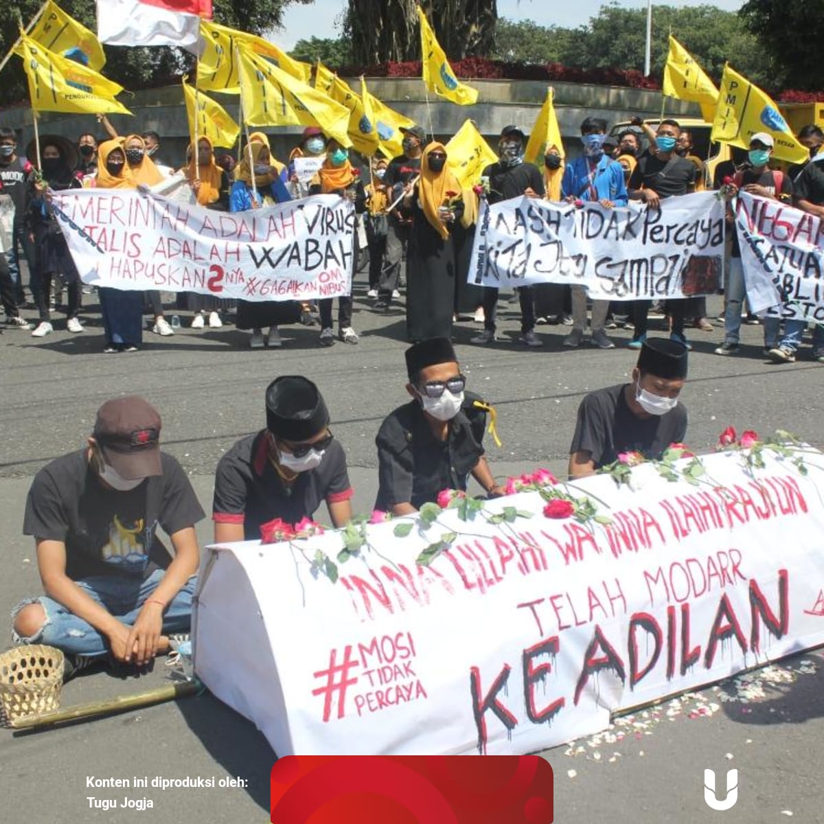 Bawa Keranda Mahasiswa Di Temanggung Kecam Dpr Ri Sahkan Uu Cipta Kerja Kumparan Com
