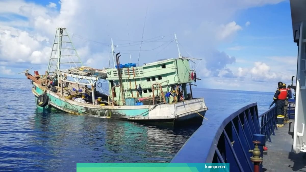 kapal coast guard china di laut natuna