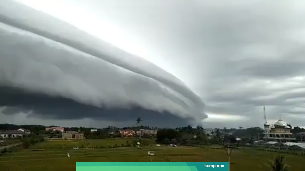 Viral Awan Gelombang Tsunami Raksasa Di Aceh Ini Penampakannya Kumparan Com