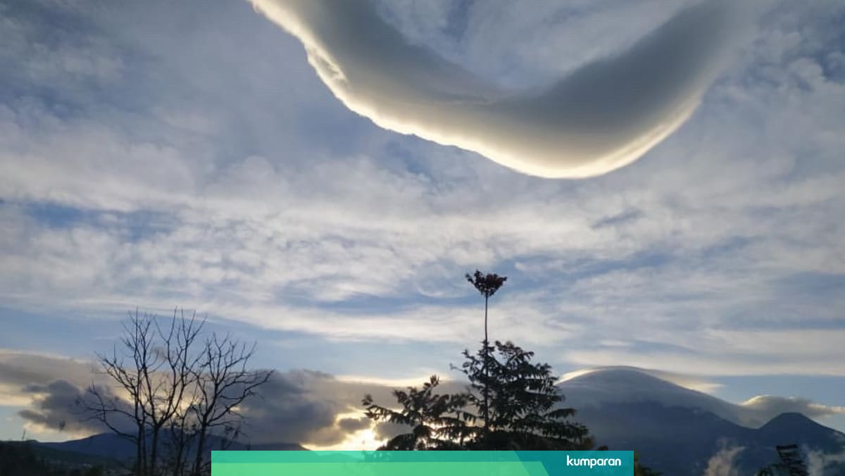 Viral Foto Fenomena Alam Awan Di Langit Wonosobo Berbentuk Huruf V Kumparan Com