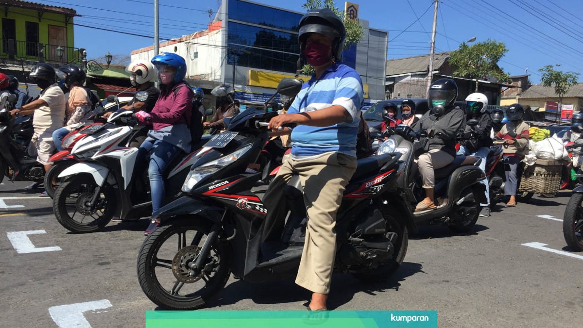 Tertibnya Pemotor Di Bantul Saling Jaga Jarak Di Marka Ala Garis Start Motogp Kumparan Com