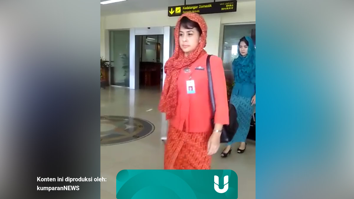 Pramugari Garuda Indonesia Berkerudung Saat Mendarat Di Aceh Kumparan Com