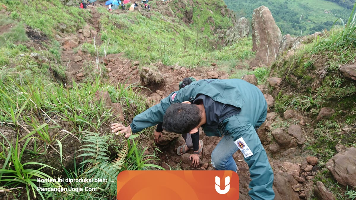 Menembus Jalan Terjal Dan Berbatu Gunung Ungaran Semarang Kumparan Com