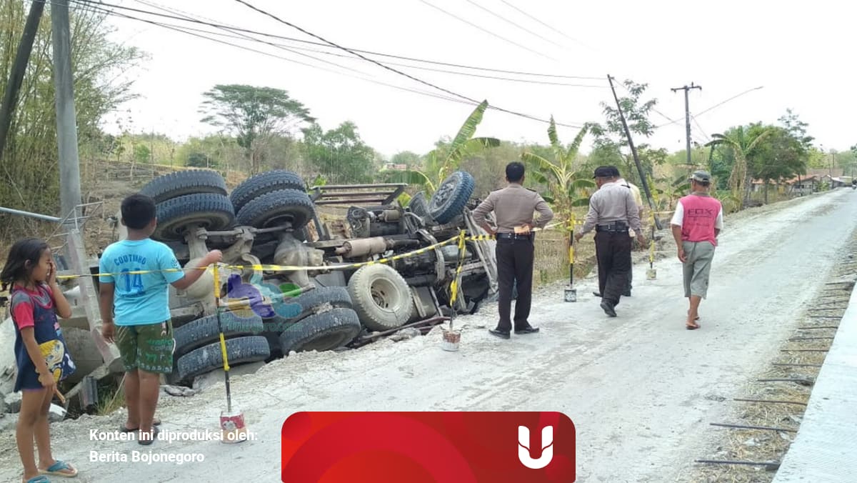 Sebuah Tiang Listrik Pln Di Purwosari Bojonegoro Patah Tertimpa Truk Molen Yang Terguling Kumparan Com