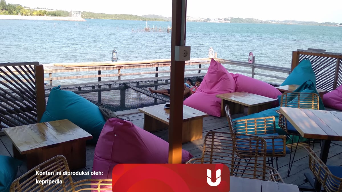 Secangkir Kopi Latte Di Underground Cafe Pantai Barelang Kumparan Com