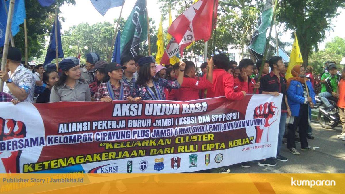 Tolak Ruu Cipta Kerja Ratusan Buruh Dan Mahasiswa Geruduk Dprd Jambi Kumparan Com
