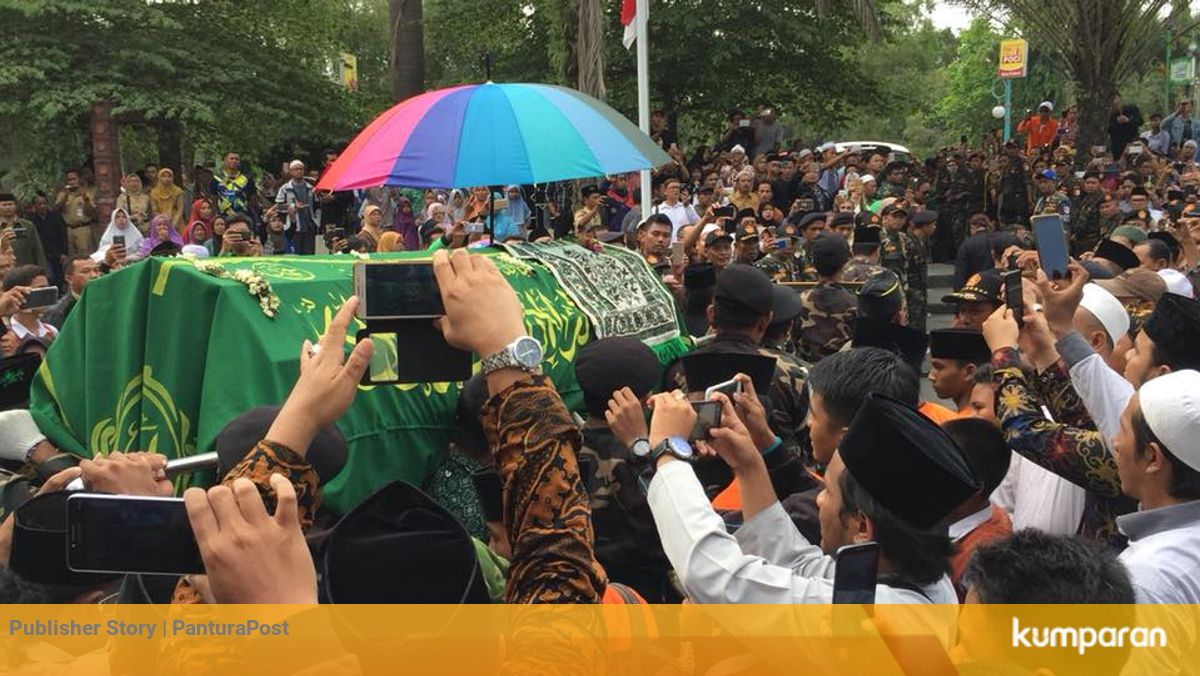 Video Suasana Pemakaman Ki Enthus Susmono Kumparan Com