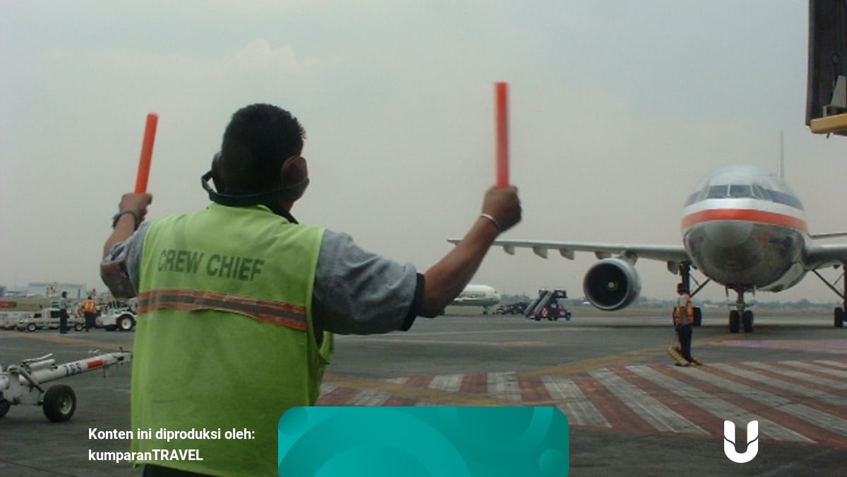 Marshaller Juru Parkir Pesawat Yang Punya Peran Penting Dalam Penerbangan Kumparan Com
