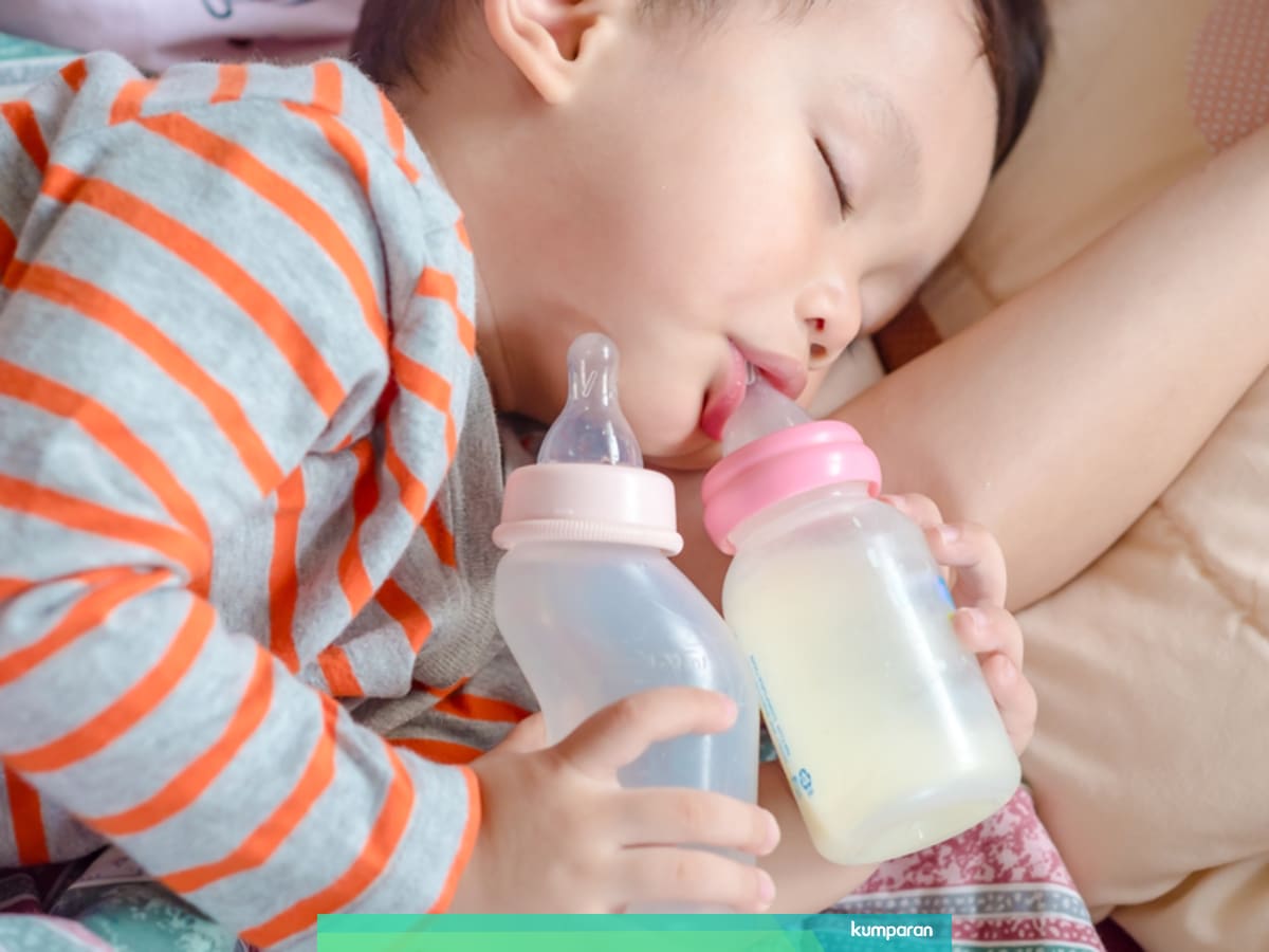 Jangan Biarkan Anak Minum Susu Formula Sambil Tiduran Ini Alasannya Kumparan Com
