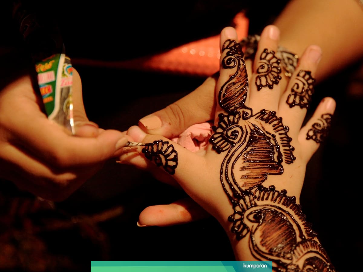 Henna Tradisi Sambut Idul Fitri Yang Dilakukan Perempuan Muslim Timur Tengah Kumparan Com