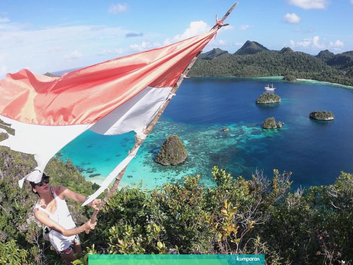 Klarifikasi Nadine Chandrawinata Soal Kibarkan Bendera Robek Kumparan Com