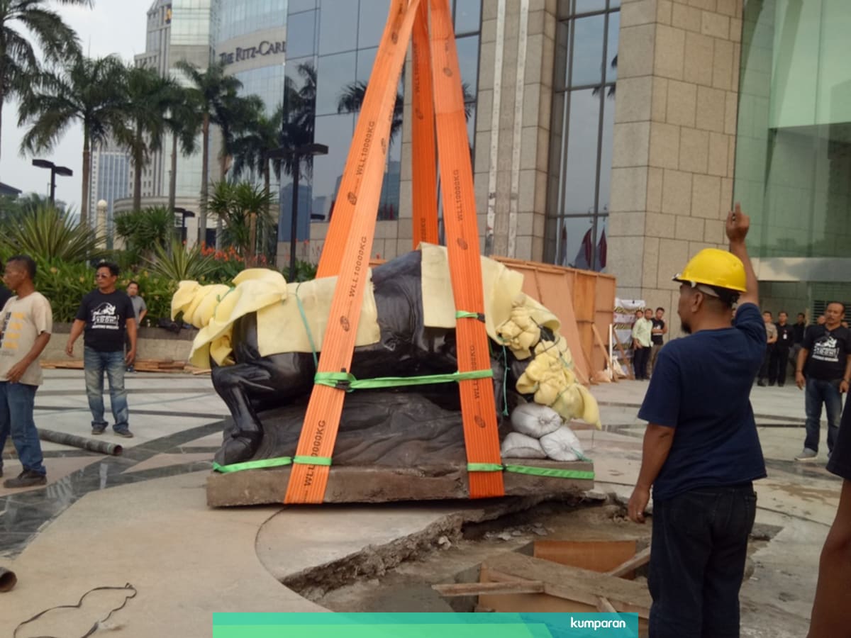 Bei Datangkan Patung Banteng Wulung 7 Ton Dari Bali Kumparan Com