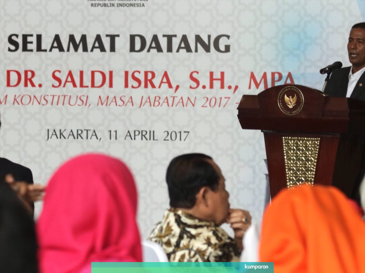 Resmi Jadi Hakim Mk Saldi Isra Mundur Dari Komut Pt Semen Padang