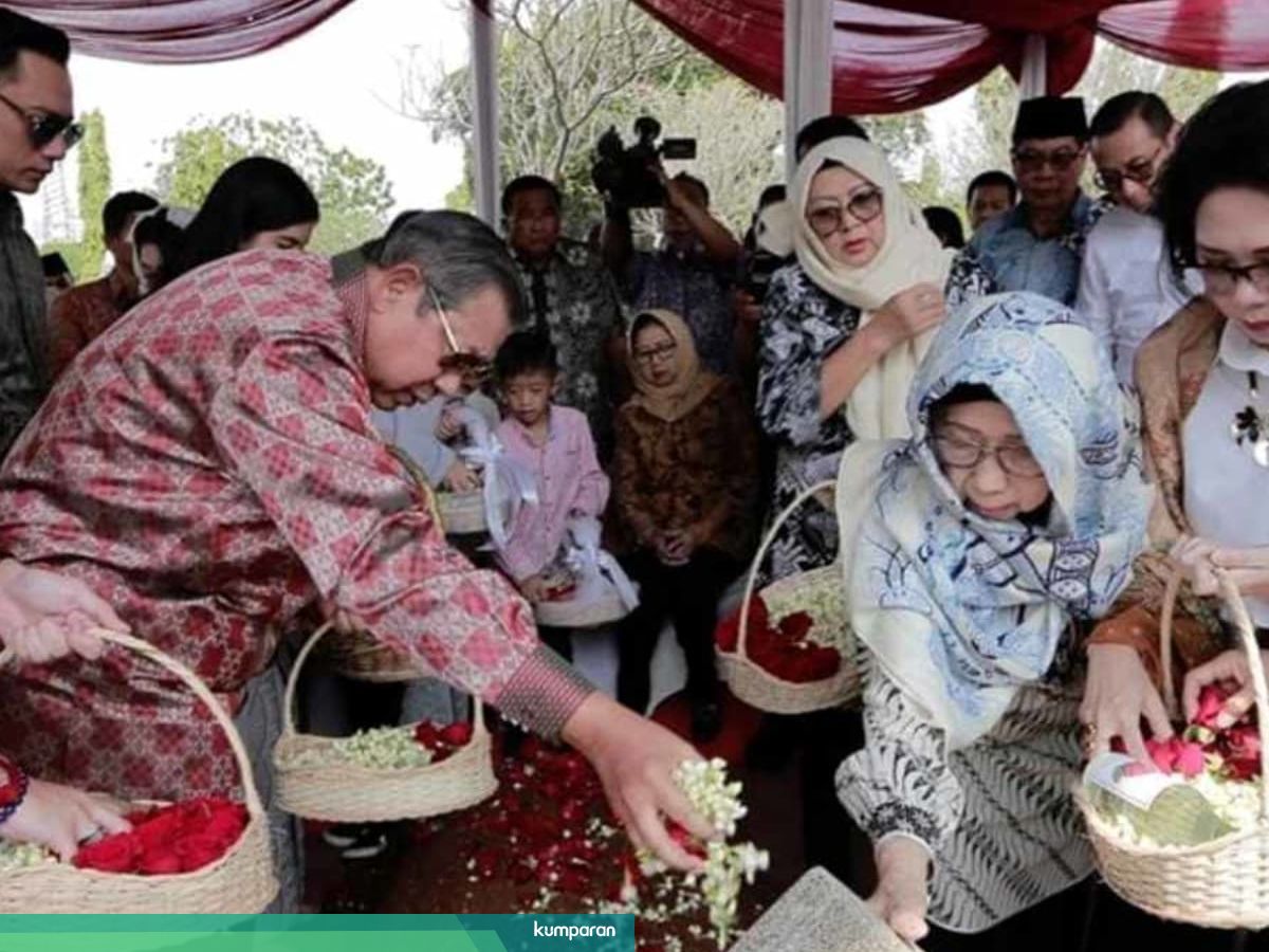 Sby Ziarah Ke Makam Ani Yudhoyono Bersama Keluarga Besar Sarwo Edhie Kumparan Com