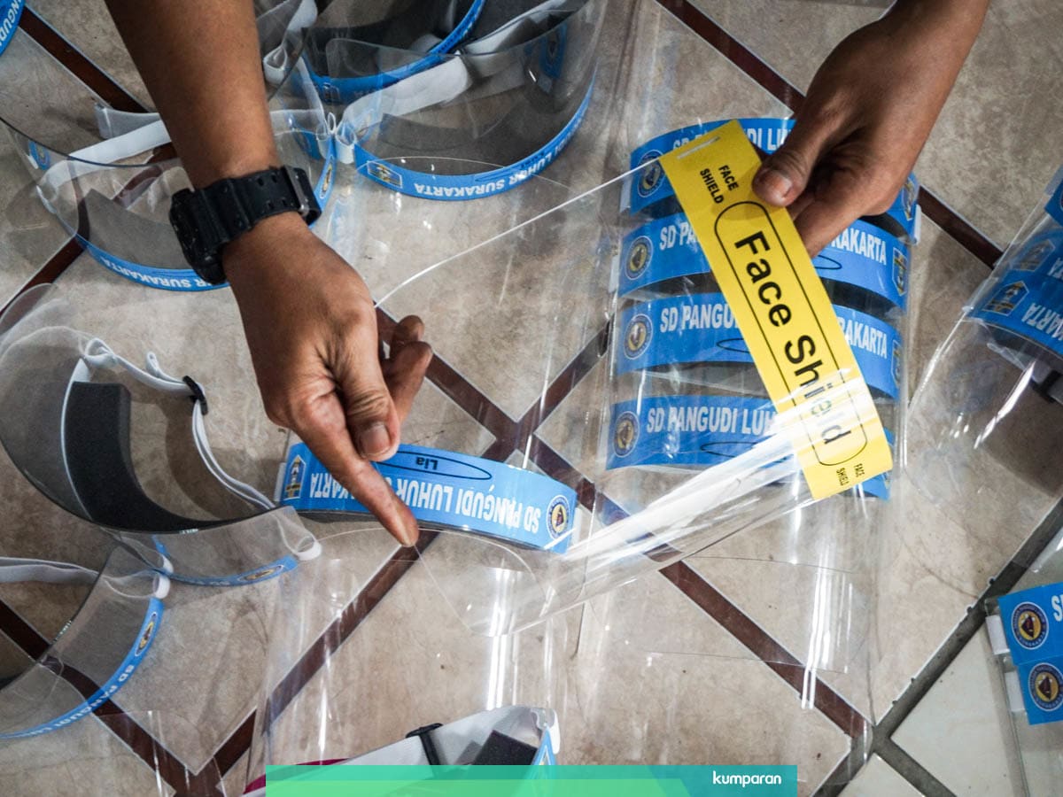 Foto Perajin Mulai Produksi Face Shield Jelang New Normal