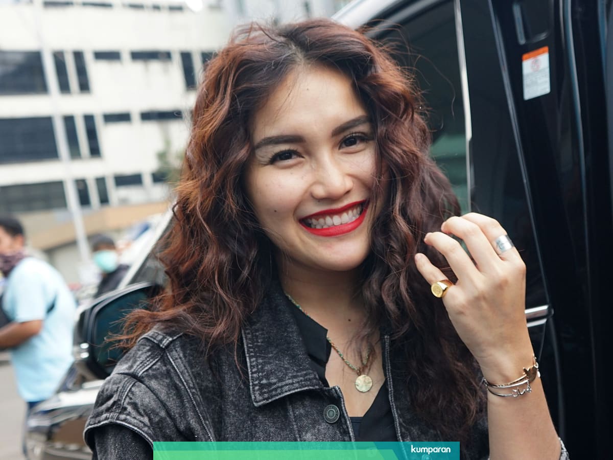 Potret Penampilan Baru Ayu Ting Ting Dengan Rambut Keriting Kumparan Com