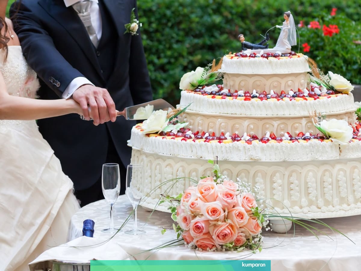 Bukan Dimakan Awalnya Kue Pengantin Dibuat Untuk Dilempar Kumparan Com
