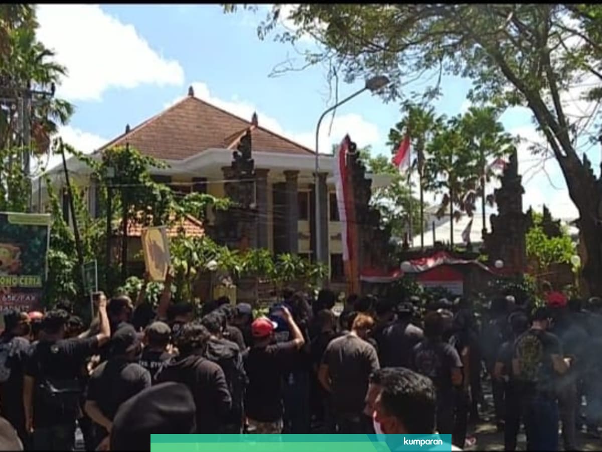 Pendukung Jerinx Datangi Kejati Bali Minta Adil Tangani Kasus Idi Kacung Who Kumparan Com