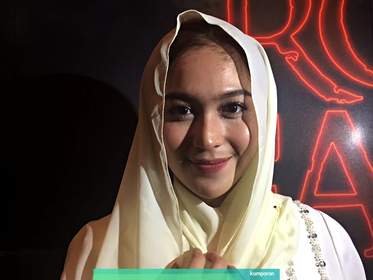 Denira Wiraguna Adaptasi Kenakan Busana Syar I Di Film Roh Fasik Kumparan Com