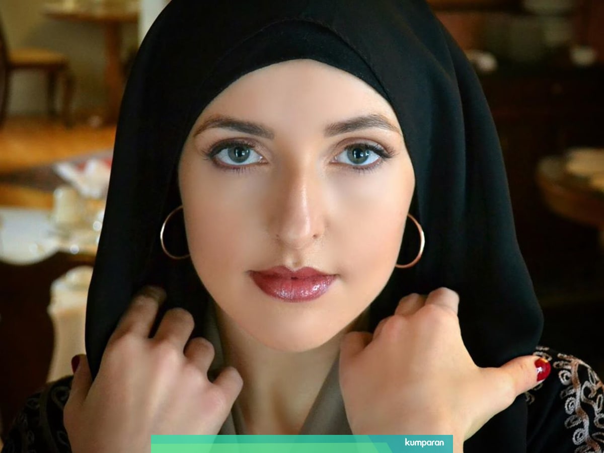 Jennifer Grout Penyanyi As Yang Mualaf Viral Setelah Lantunkan Ayat Kursi Kumparan Com