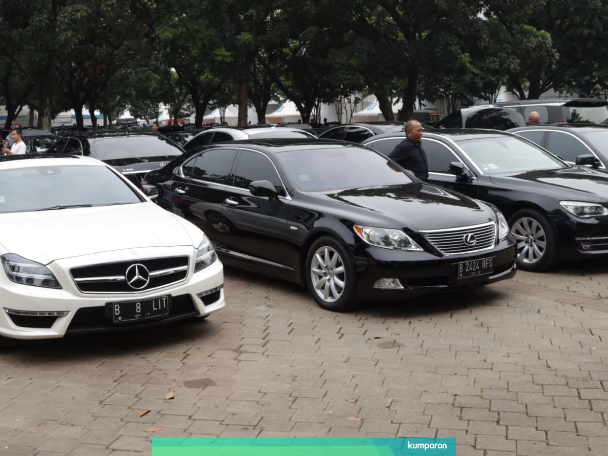 Foto 300 Mobil Mewah Untuk Rombongan Raja Salman Kumparan Com