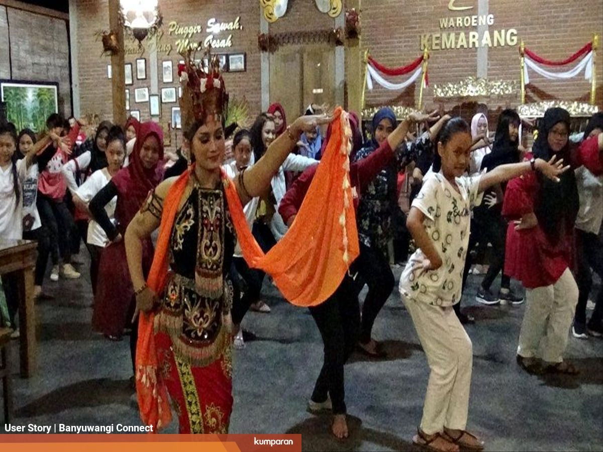 Pertama Di Banyuwangi Flash Mob Tari Jejer Gandrung Waroeng Kemarang Kumparan Com