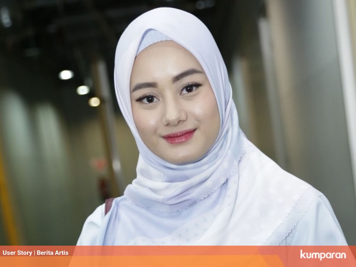 Beredar Kisah Dinda Hauw Putus Usai 7 Tahun Pacaran Karena Dilamar Rey Mbayang Kumparan Com