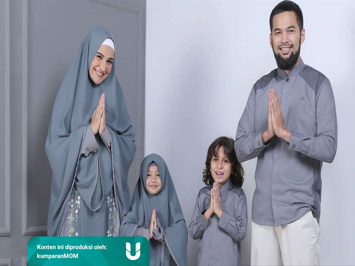 Baju Couple Muslim Bertiga Family / 20 Inspirasi Baju Couple Muslim Yang Serasi Abis Hai Gadis ...