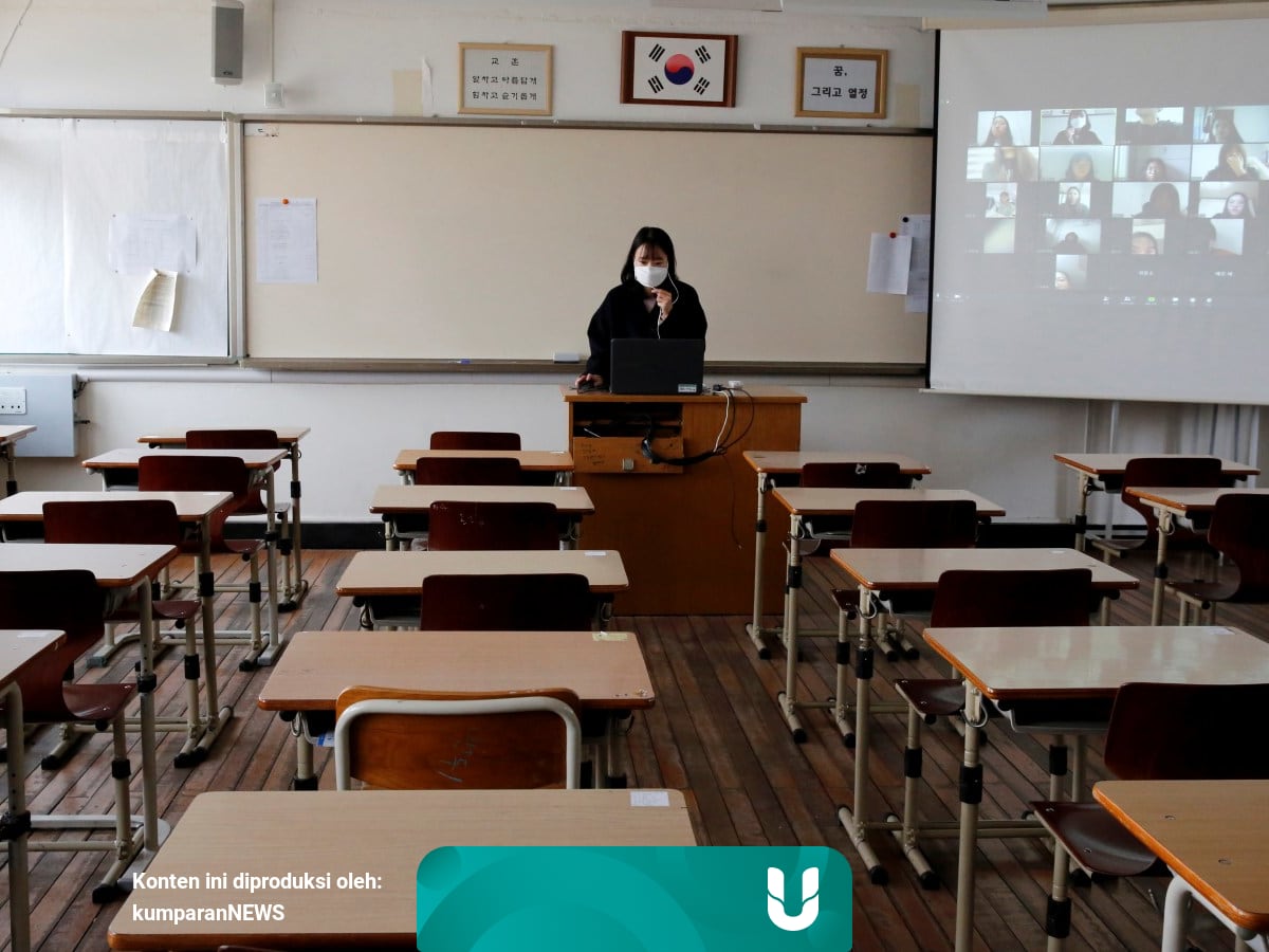 Foto Guru Sedang Mengajar Di Kelas