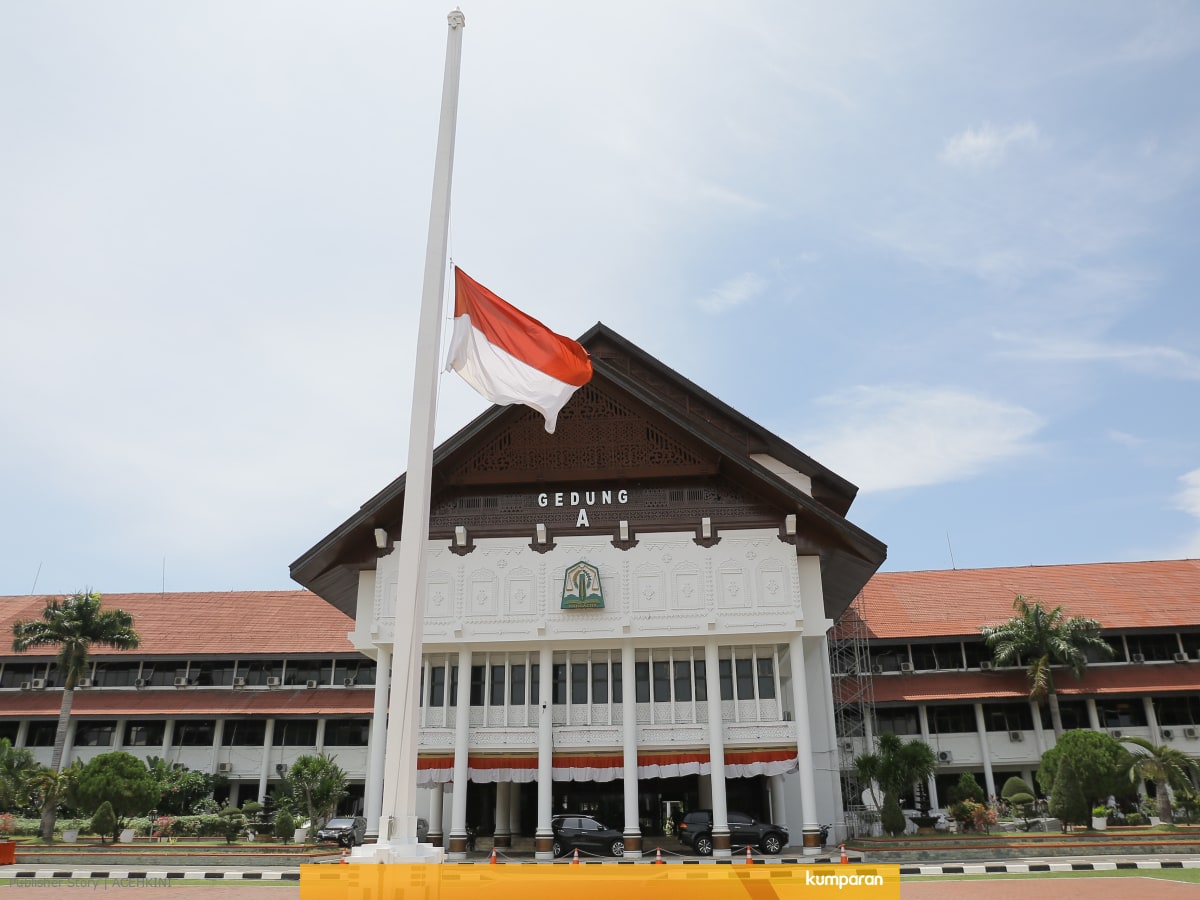 Bj Habibie Wafat Kantor Di Aceh Kibarkan Bendera Setengah Tiang Kumparan Com