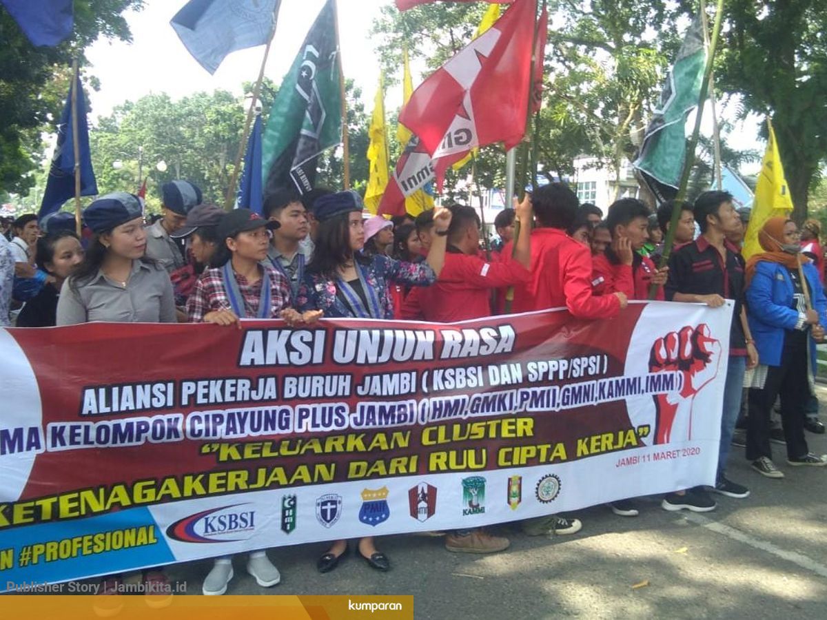 Tolak Ruu Cipta Kerja Ratusan Buruh Dan Mahasiswa Geruduk Dprd Jambi Kumparan Com