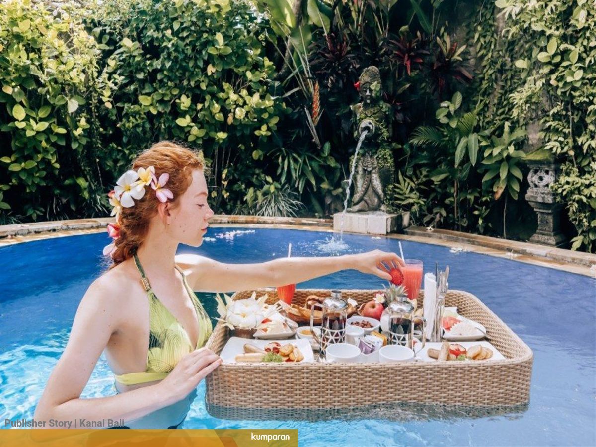 Floathing Breakfast Di Ubud Sensasi Sarapan Di Kolam Renang Kumparan Com