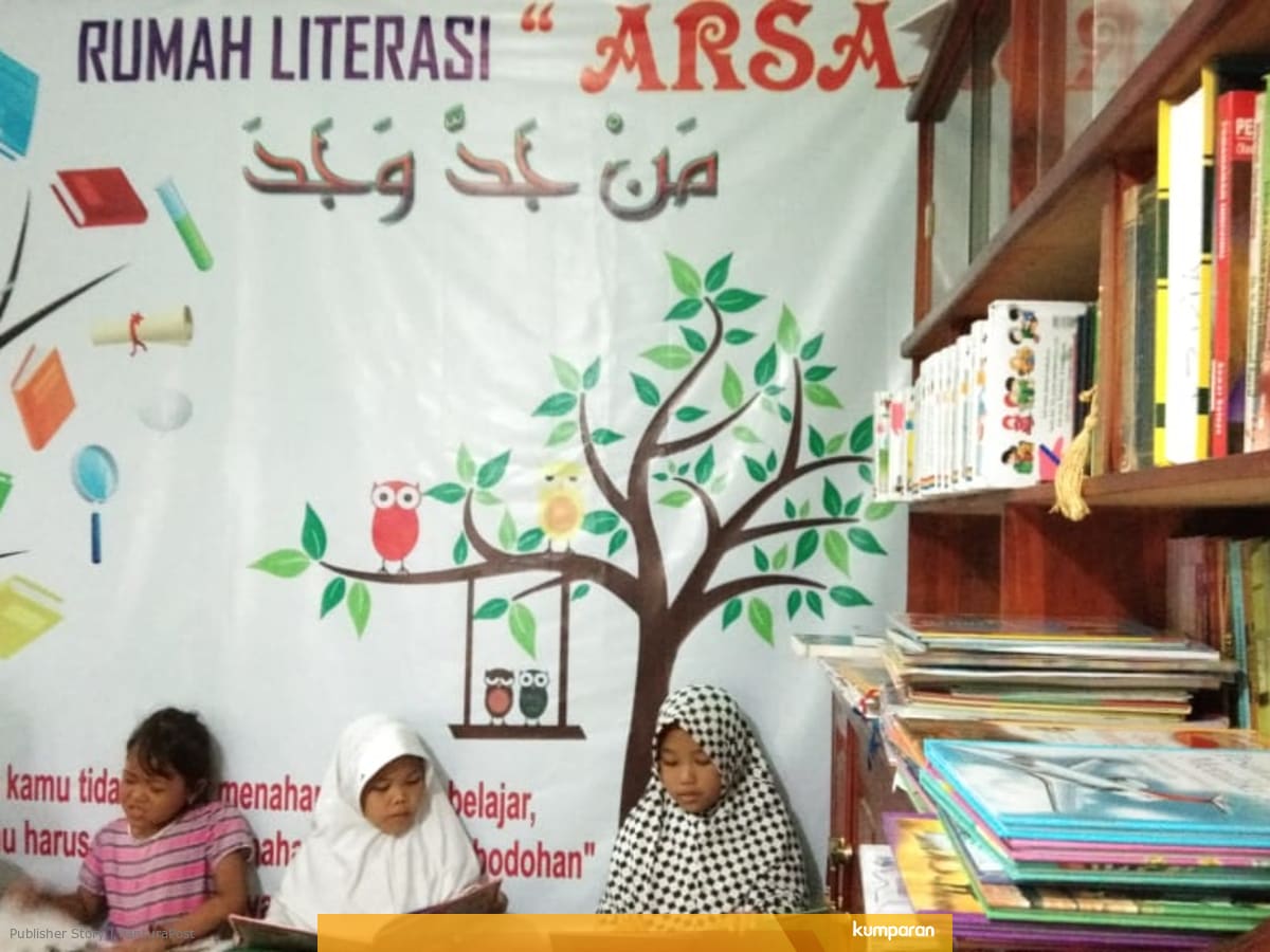 Gambar Orang Sedang Membaca Buku Di Perpustakaan - Eva