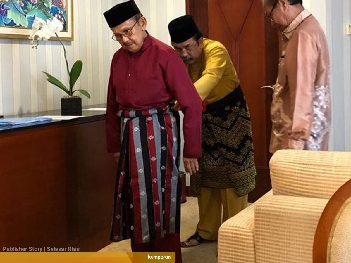 Potret Bj Habibie Kala Menggunakan Baju Melayu Teluk Belanga Di Riau Kumparan Com