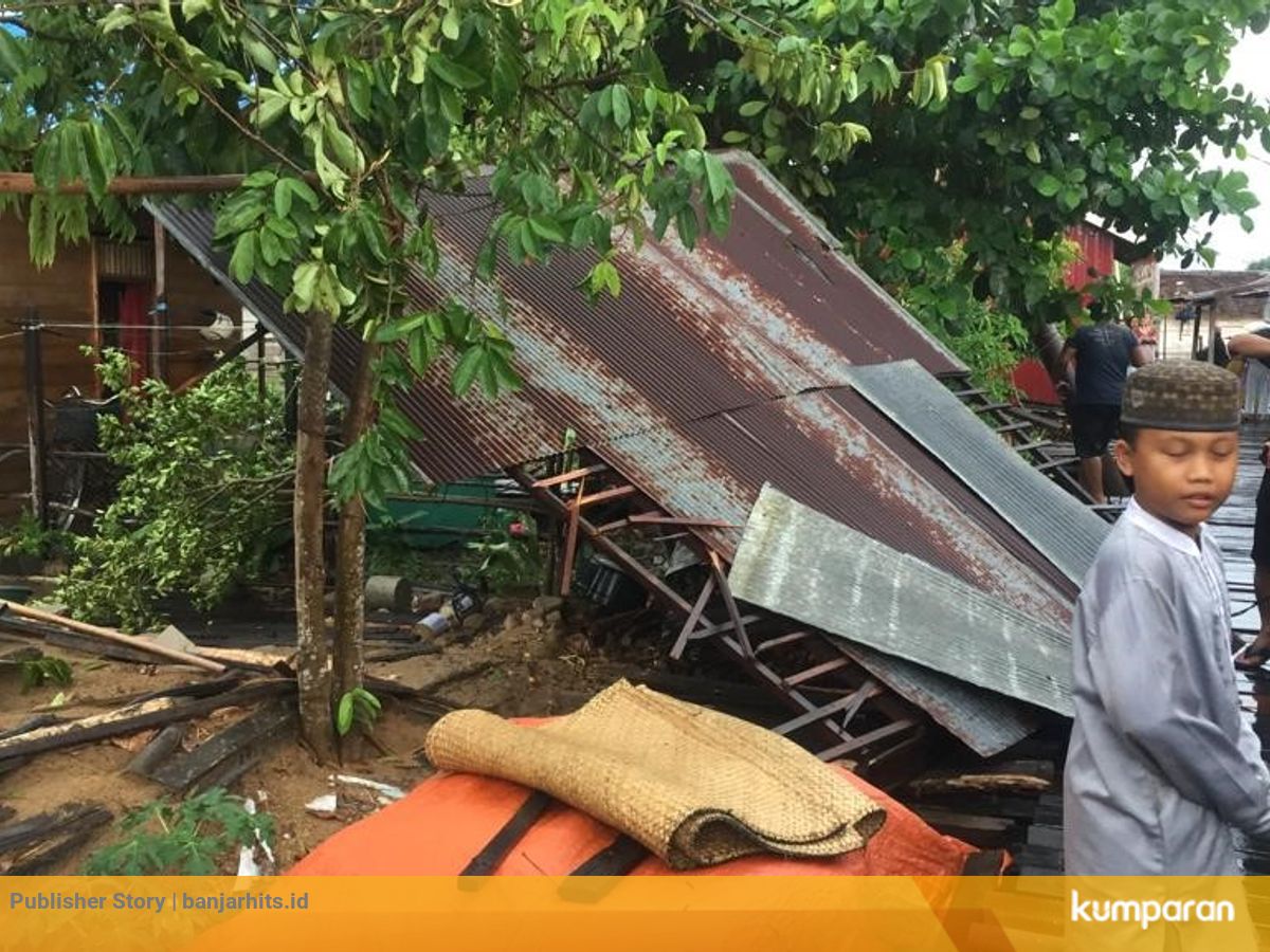 Angin Ribut Dan Hujan Deras Melanda Kalsel Sejumlah Bangunan Ambruk Kumparan Com