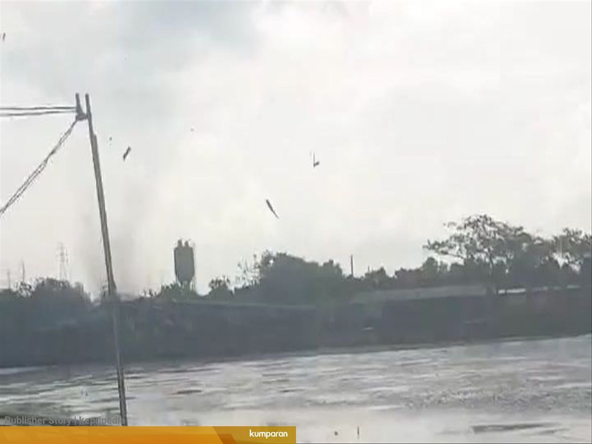 Angin Puting Beliung Terjang Batam Belasan Rumah Rusak Kumparan Com