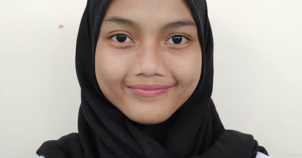 Nabila Aprilia berdiri di panggung dengan pakaian tradisional Jawa