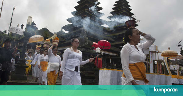 Ritual Mapepada Pura Besakih di Tengah Ancaman Erupsi ...