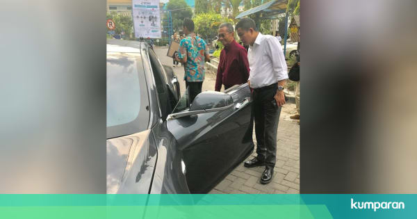 Datang ke Surabaya Jonan Intip Mobil  Listrik Tesla  Dahlan  