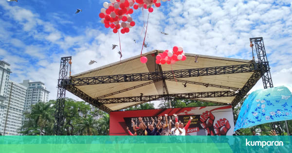 Tak Hanya Demo, Buruh di Medan Gelar Lomba Panjat Pinang ...