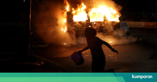 Foto: Demo Menolak Omnibus Law di Makassar Berujung Ricuh ...