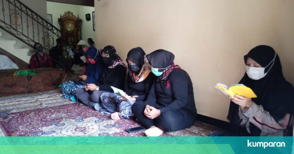 Suasana di Rumah Duka: Keluarga Baca Yasin sambil Menunggu ...