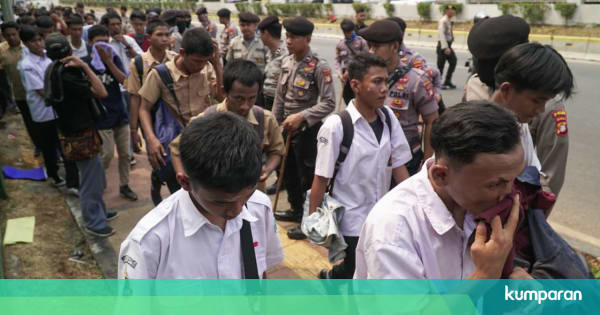 Pelajar STM yang Demo di Gedung DPR Dibawa ke Polda Metro ...