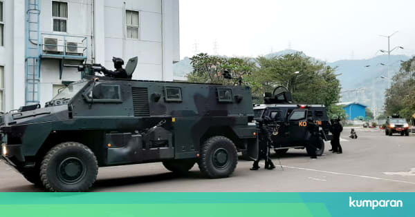Ramai Iring iringan Mobil  TNI  Berhenti dan Bunyikan Sirine 