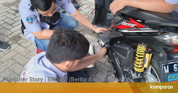 Mahasiswa Teknik Mesin di Surabaya  Beri Servis  Motor 