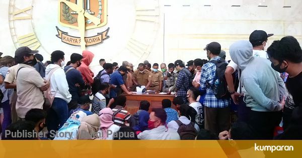 Warga Berjubel Urus Surat Keluar Masuk Papua di Kantor ...
