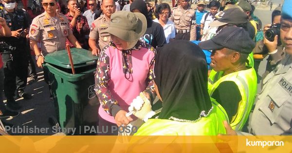 Istri Kapolri Tri Suswati Karnavian Pungut Sampah Di Pantai