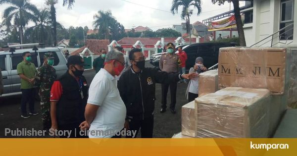 Anggota DPR RI HM Nurdin Serahkan 300 Baju  Hazmat ke RS  